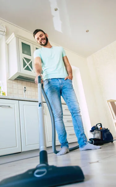 Gelukkig Knappe Jonge Baard Man Het Schoonmaken Van Vloer Huishoudelijke — Stockfoto