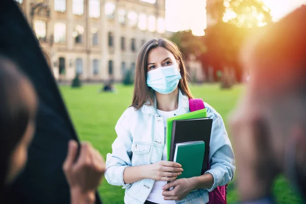 Joven Estudiante Confiada Una Máscara Médica Con Libros Documentos Las — Foto de Stock