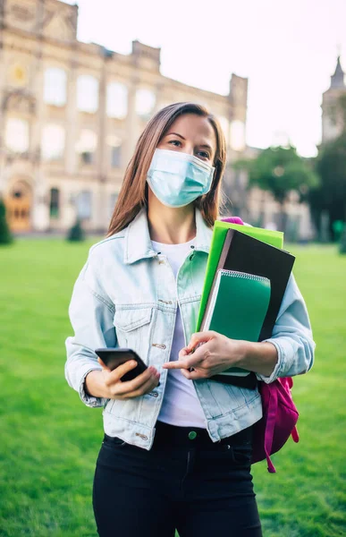 Joven Estudiante Confiada Proteger Máscara Médica Con Libros Documentos Las — Foto de Stock