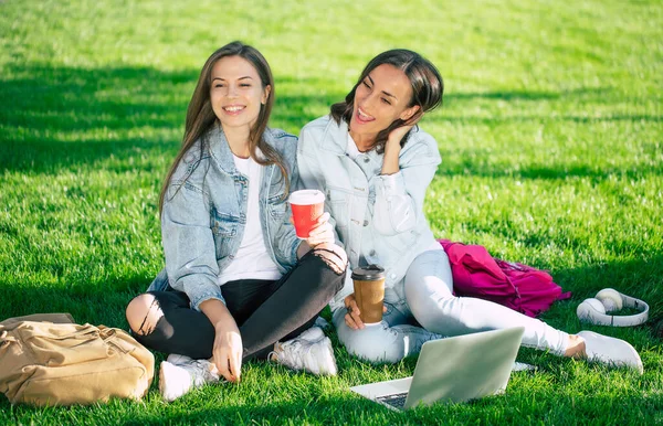 Dos Felices Amigas Jóvenes Estudiantes Hermosas Ropa Mezclilla Casual Relajan — Foto de Stock