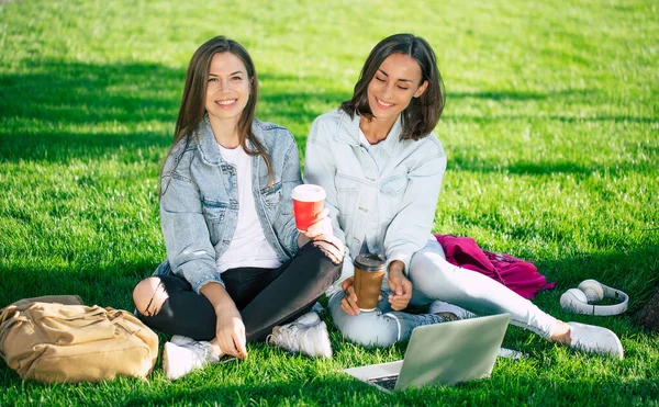 Dois Jovens Amigos Estudante Bonita Feliz Menina Roupas Jeans Casuais — Fotografia de Stock