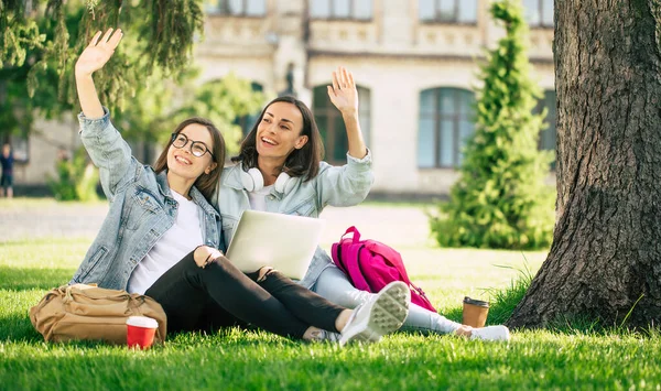 Dos Felices Amigas Jóvenes Estudiantes Hermosas Ropa Mezclilla Casual Relajan — Foto de Stock