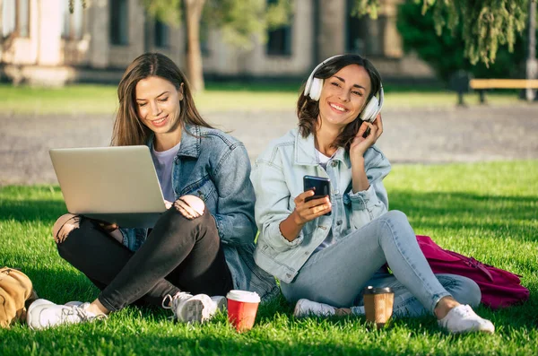 Dois Jovens Amigos Estudante Bonita Feliz Menina Roupas Jeans Casuais — Fotografia de Stock