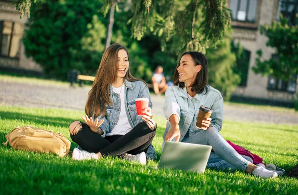 Dois Jovens Amigos Estudante Bonita Feliz Menina Roupas Jeans Casuais — Fotografia de Stock