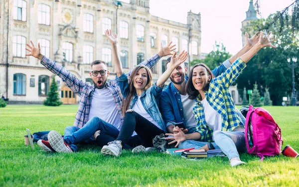 Feliz Bela Equipe Estudantes Com Mochilas Outras Coisas Estão Falando — Fotografia de Stock