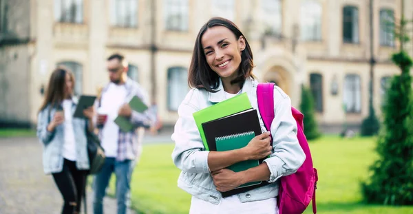 Joven Hermosa Estudiante Morena Ropa Mezclilla Con Mochila Libros Las — Foto de Stock