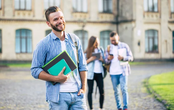 Młody Przystojny Brodaty Student Luźnych Ciuchach Plecakiem Książkami Rękach Chodzi — Zdjęcie stockowe