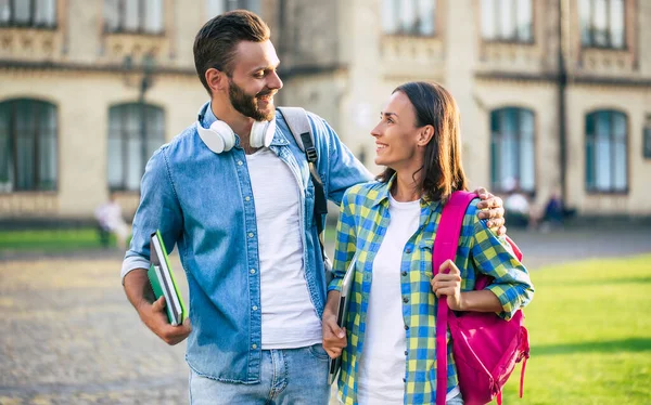 Hermosa Pareja Después Clases Universidad Con Mochilas Abrazan Caminan Aire — Foto de Stock