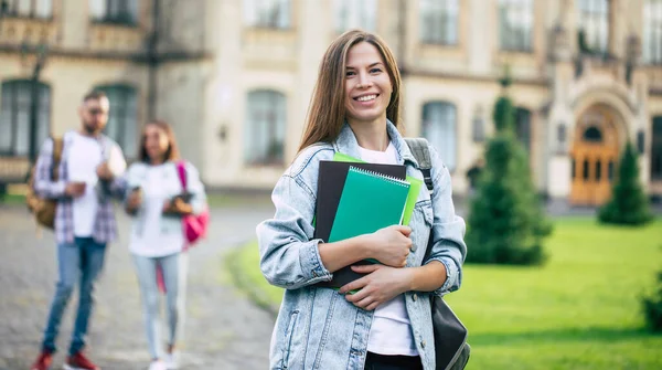 Vacker Ung Student Flicka Med Ryggsäck Och Böcker Tittar Kameran — Stockfoto