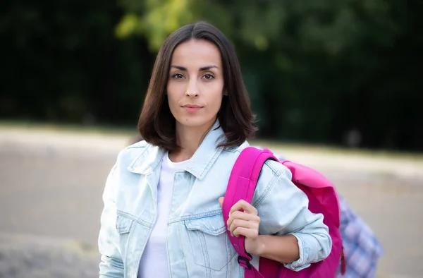 Vacker Ung Modern Student Flicka Med Ryggsäck Tittar Kameran Utomhus — Stockfoto