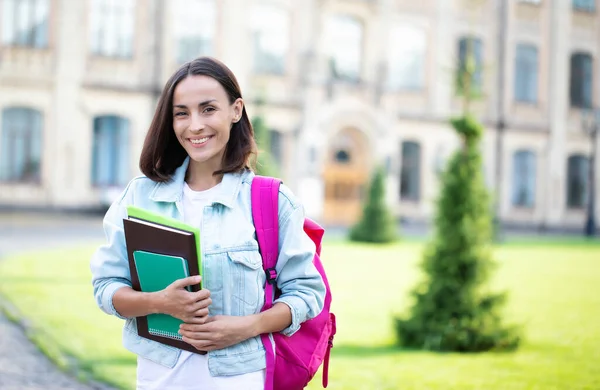 Vacker Ung Modern Student Flicka Med Ryggsäck Tittar Kameran Utomhus — Stockfoto