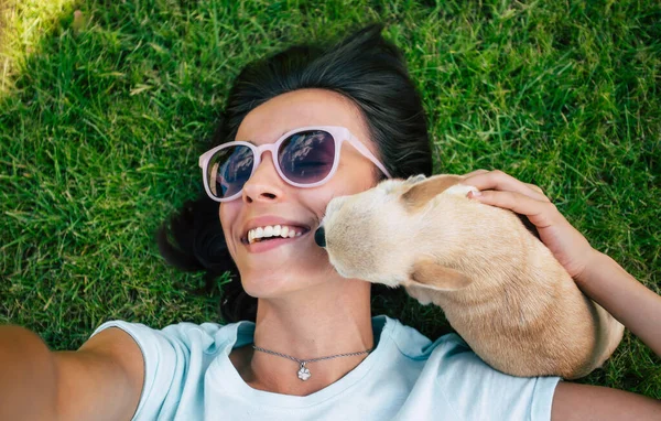 Feliz Hermosa Mujer Hipster Gafas Sol Está Divirtiendo Mientras Ella — Foto de Stock