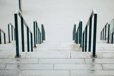 Parmaklıklı beton merdiven. Doku, mimari, model.