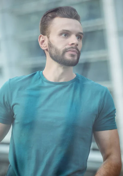 Junger Gutaussehender Bärtiger Mann Shirt Schaut Weg Während Auf Dem — Stockfoto