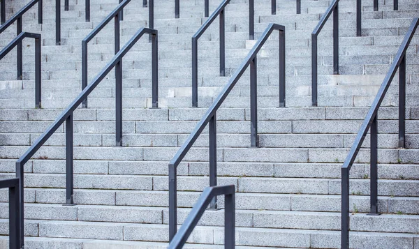 Parmaklıklı beton merdiven. Doku, mimari, model.
