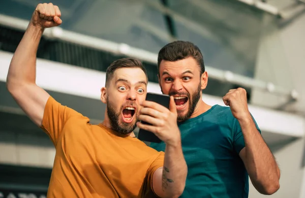 Zwei Glücklich Aufgeregte Fan Freunde Euphorie Stimmung Nach Dem Gewinn — Stockfoto