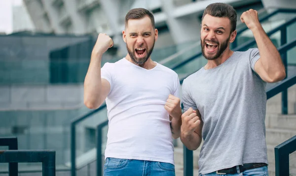 Zwei Aufgeregte Junge Bärtige Gutaussehende Freunde Schreien Zusammen Und Feiern — Stockfoto