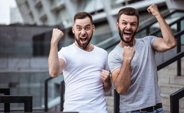 Zwei Aufgeregte Junge Bärtige Gutaussehende Freunde Schreien Zusammen Und Feiern — Stockfoto