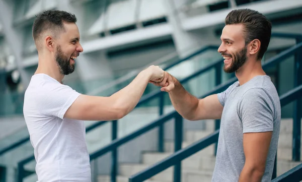 Männerfreundlicher Händedruck Zwei Junge Bärtige Gut Aussehende Freundinnen Lässigen Shirts — Stockfoto