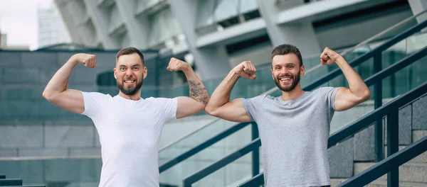 Zwei Fröhlich Aufgeregte Gutaussehende Bärtige Beste Freundinnen Lässigen Shirts Zeigen — Stockfoto