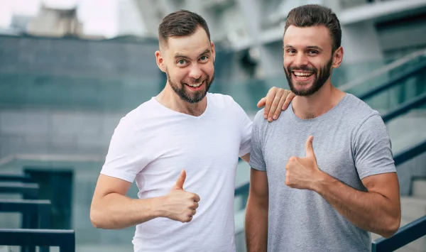 Zwei Fröhlich Aufgeregte Moderne Bärtige Beste Freundinnen Lässiger Kleidung Haben — Stockfoto