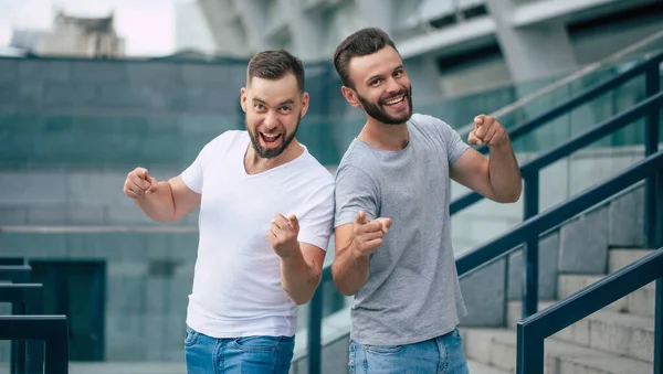 Zwei Fröhlich Aufgeregte Moderne Bärtige Beste Freundinnen Lässiger Kleidung Amüsieren — Stockfoto