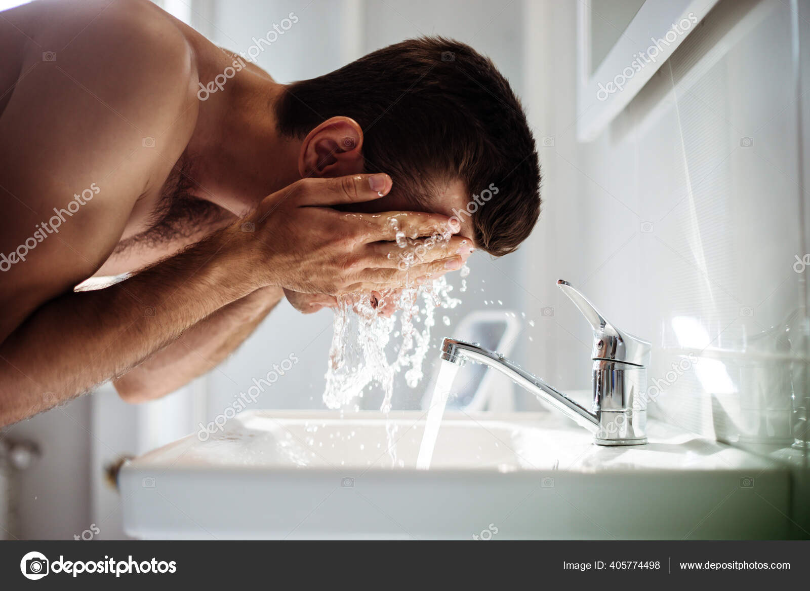 Nu Dans La Salle De Bain Beau Jeune Homme Lave Visage Dans Salle Bain Maison image libre de droit par saragolfart@gmail.com © #405774498