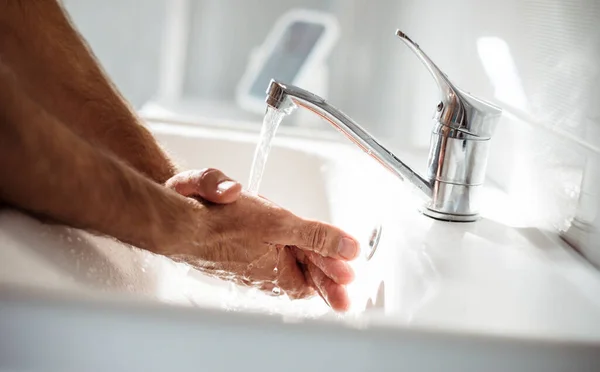 Feche Foto Mãos Masculinas Com Sabão Bacia Lavagem Procedimento Saúde — Fotografia de Stock