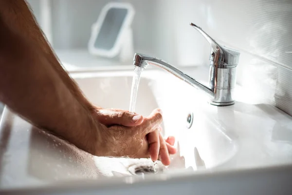 Feche Foto Mãos Masculinas Com Sabão Bacia Lavagem Procedimento Saúde — Fotografia de Stock