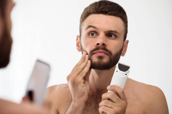 Yakışıklı Genç Adam Banyoda Sakalını Tıraş Ediyor Evdeki Aynada Yüzünü — Stok fotoğraf