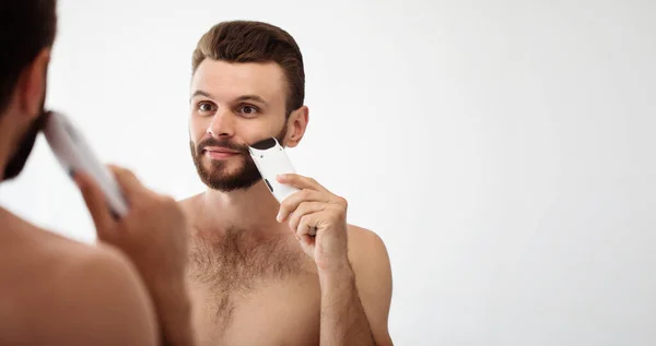 Jovem Bonito Barbear Barba Casa Banho Retrato Homem Barbudo Elegante — Fotografia de Stock