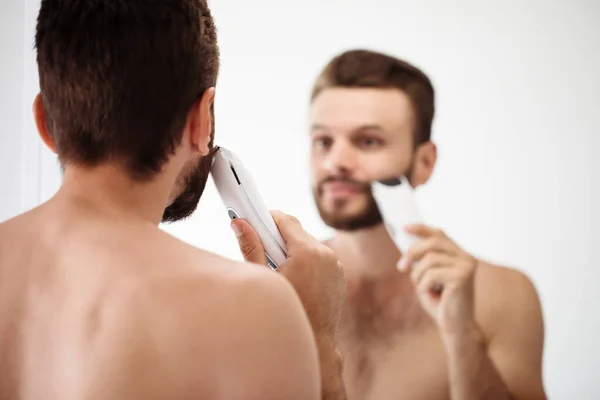 Красивый Молодой Человек Бреет Бороду Туалете Портрет Стильного Обнаженного Бородатого — стоковое фото