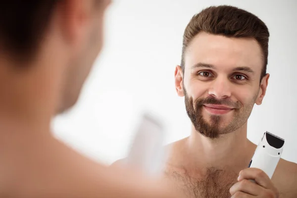 Jovem Bonito Barbear Barba Casa Banho Retrato Homem Barbudo Elegante — Fotografia de Stock