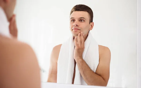 Handsome Young Man Shaving His Beard Bathroom Portrait Stylish Naked — Stock Photo, Image