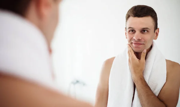 Handsome Young Man Shaving His Beard Bathroom Portrait Stylish Naked — Stock Photo, Image