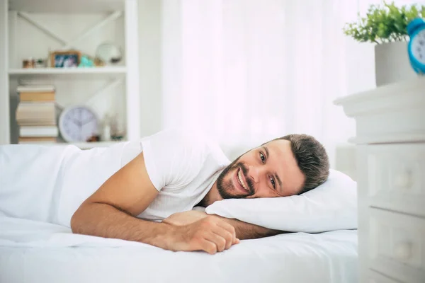 Cerca Foto Joven Barbudo Guapo Acostado Cama Relajarse Mañana — Foto de Stock