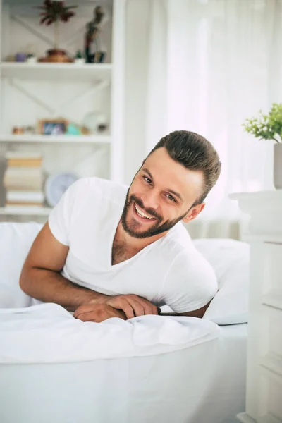 Cerca Foto Joven Barbudo Guapo Acostado Cama Relajarse Mañana — Foto de Stock