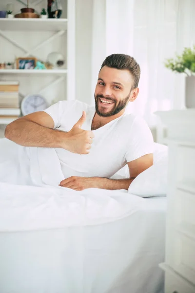 Cerca Foto Joven Barbudo Guapo Acostado Cama Relajarse Mañana — Foto de Stock