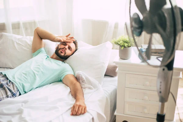 Joven Sudoroso Está Tratando Refrescarse Del Calor Con Ventilador Mientras — Foto de Stock