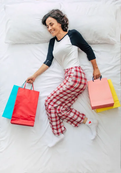 Güzel Kıvırcık Esmer Bir Kadının Alışveriş Torbaları Kredi Kartlarıyla Çekilmiş — Stok fotoğraf