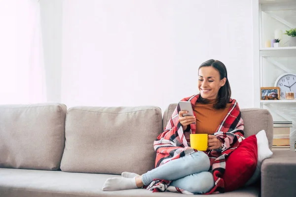 Feliz Hermosa Mujer Joven Con Teléfono Inteligente Una Taza Las — Foto de Stock