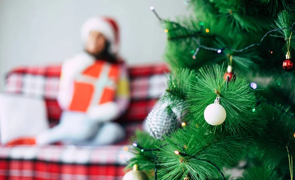 Celebración Las Vacaciones Invierno Hermosa Mujer Morena Feliz Sombrero Santa — Foto de Stock