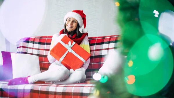 Celebración Las Vacaciones Invierno Hermosa Mujer Morena Feliz Sombrero Santa — Foto de Stock