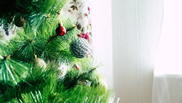 Árbol Navidad Decorado Con Iluminación Muchas Cajas Regalo Colores Habitación — Foto de Stock
