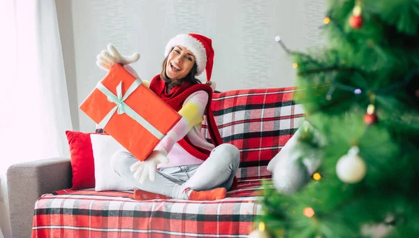 Feiring Vinterferien Vakker Brunette Kvinne Santa Hatt Genser Har Det – stockfoto