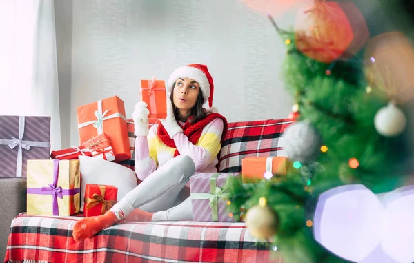 Viering Van Wintervakantie Mooie Gelukkige Brunette Vrouw Met Kerstmuts Trui — Stockfoto