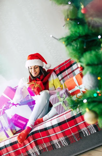 Feiring Vinterferien Vakker Brunette Kvinne Santa Hatt Genser Har Det – stockfoto