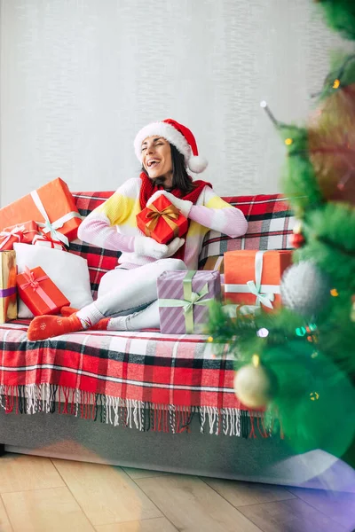Celebración Las Vacaciones Invierno Hermosa Mujer Morena Feliz Sombrero Santa — Foto de Stock