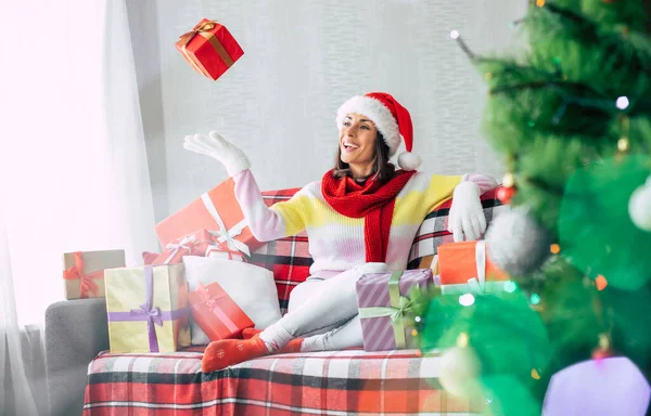 Feiring Vinterferien Vakker Brunette Kvinne Santa Hatt Genser Har Det – stockfoto