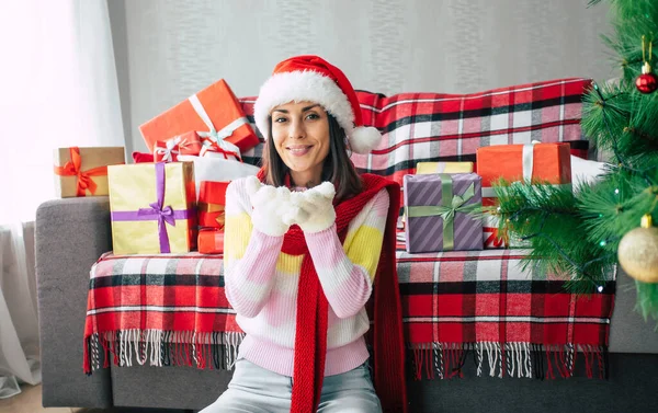 Feliz Emocionado Linda Mujer Santa Sombrero Está Soplando Las Manos — Foto de Stock